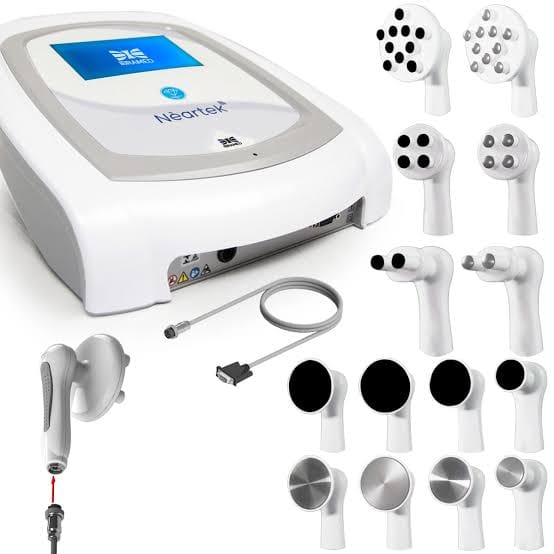 Nèartek es un equipo de tecarterapia (Transferencia de Energía Capacitiva y Resistiva de Alta Frecuencia), con frecuencias de 500kHz a 1000kHz ¡el más completo a nivel mundial!  Características  La tecarterapia es una modalidad de la terapia electrotérmica. De esta forma, podemos compararla con la radiofrecuencia en cuanto a principios físicos, efectos fisiológicos, indicaciones de uso y contraindicaciones. Nèartek permite aplicaciones capacitivas y resistivas, en modo continuo y pulsado, para tratamientos atérmicos, térmicos o hipertérmicos .  Estética  Rejuvenecimiento facial (arrugas);  Contorno corporal mejorado;  Tratamiento de celulitis;  Grasa localizada;  Flacidez de la piel.  Estética íntima  rejuvenecimiento vulvovaginal;  Flacidez de la piel del pubis 